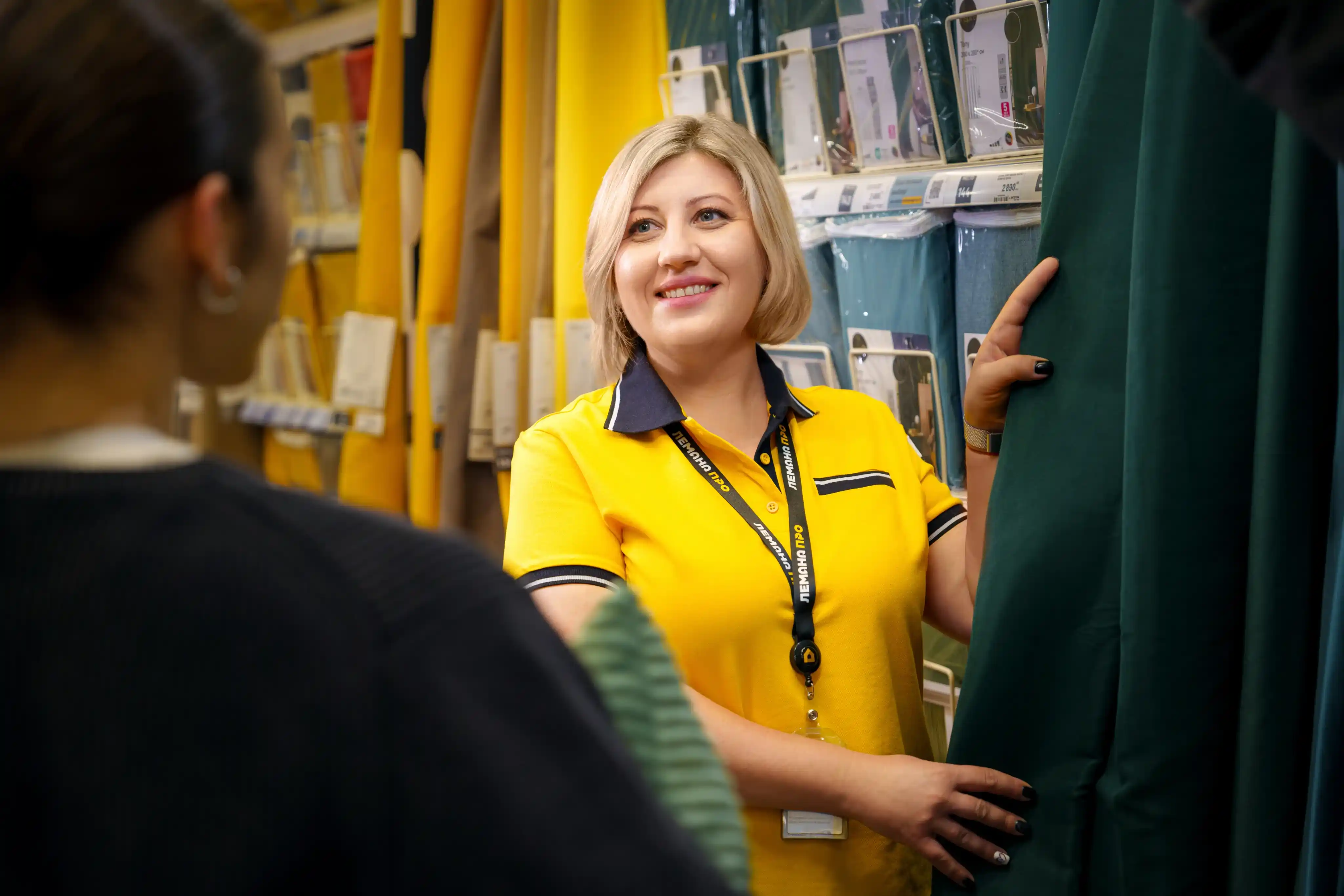 Сотрудник консультирует