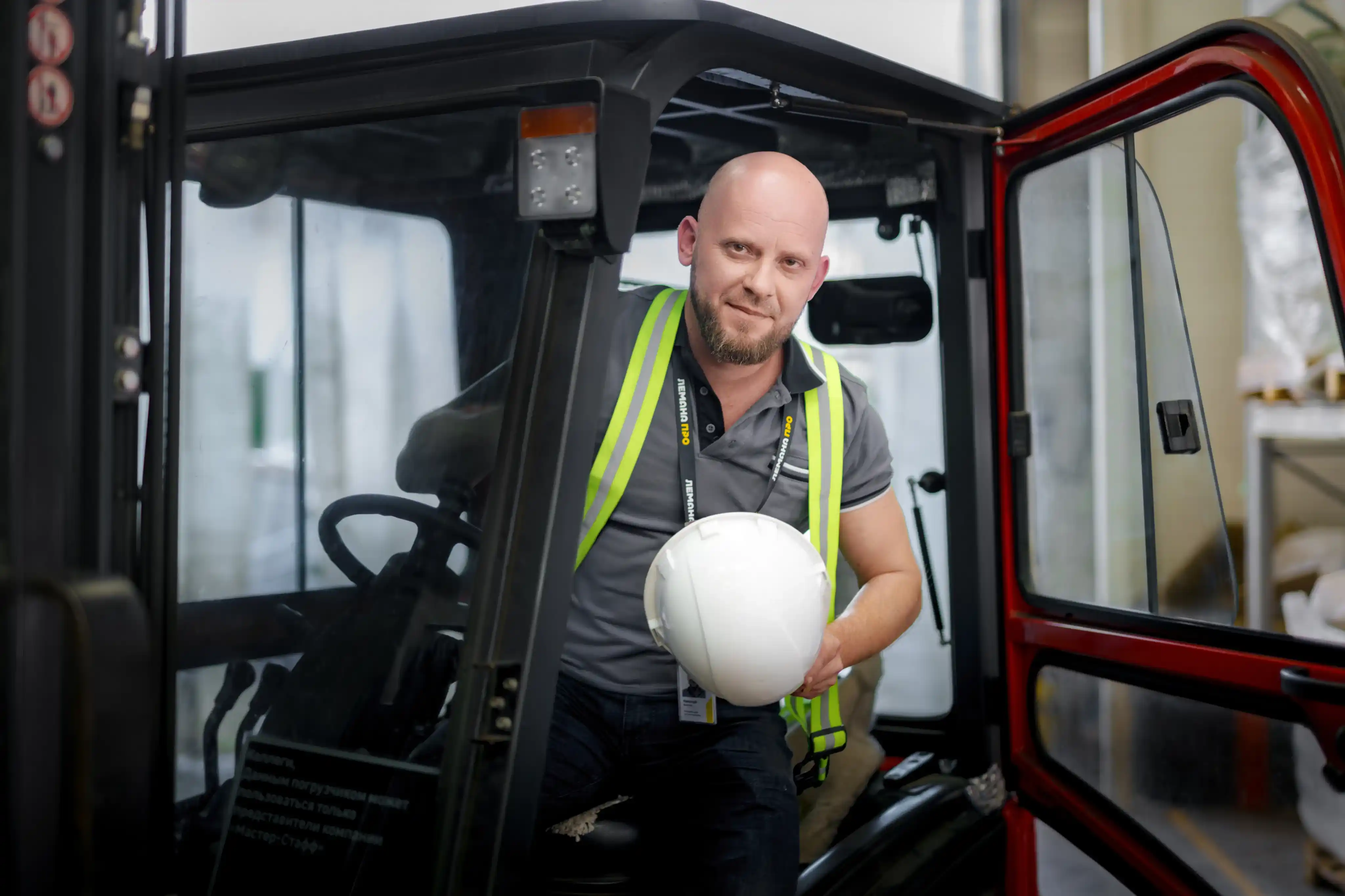 Сотрудник на погрузчике