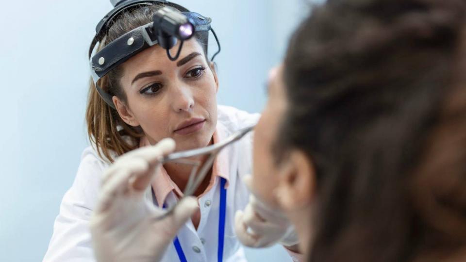 Обязанности, специализации и зарплата врача-оториноларинголога